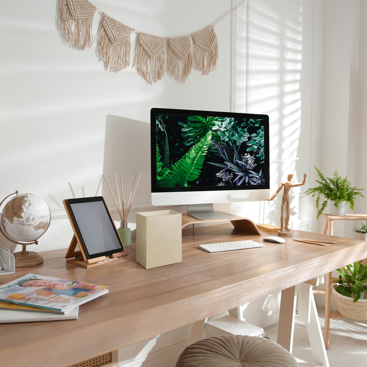 コンパクトな卓上ゴミ箱なので、デスク下に置いておくゴミ箱のように邪魔にならずご使用いただけます。