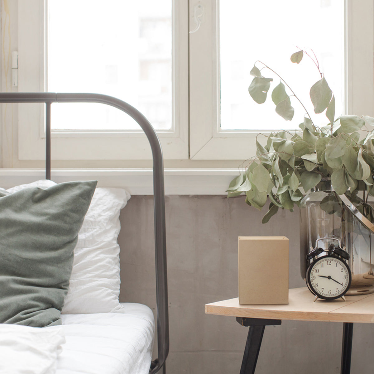 寝室やホテルのベッドサイドにオススメ。ティッシュや避妊具などのゴミも外から見えずに捨てられて安心です。