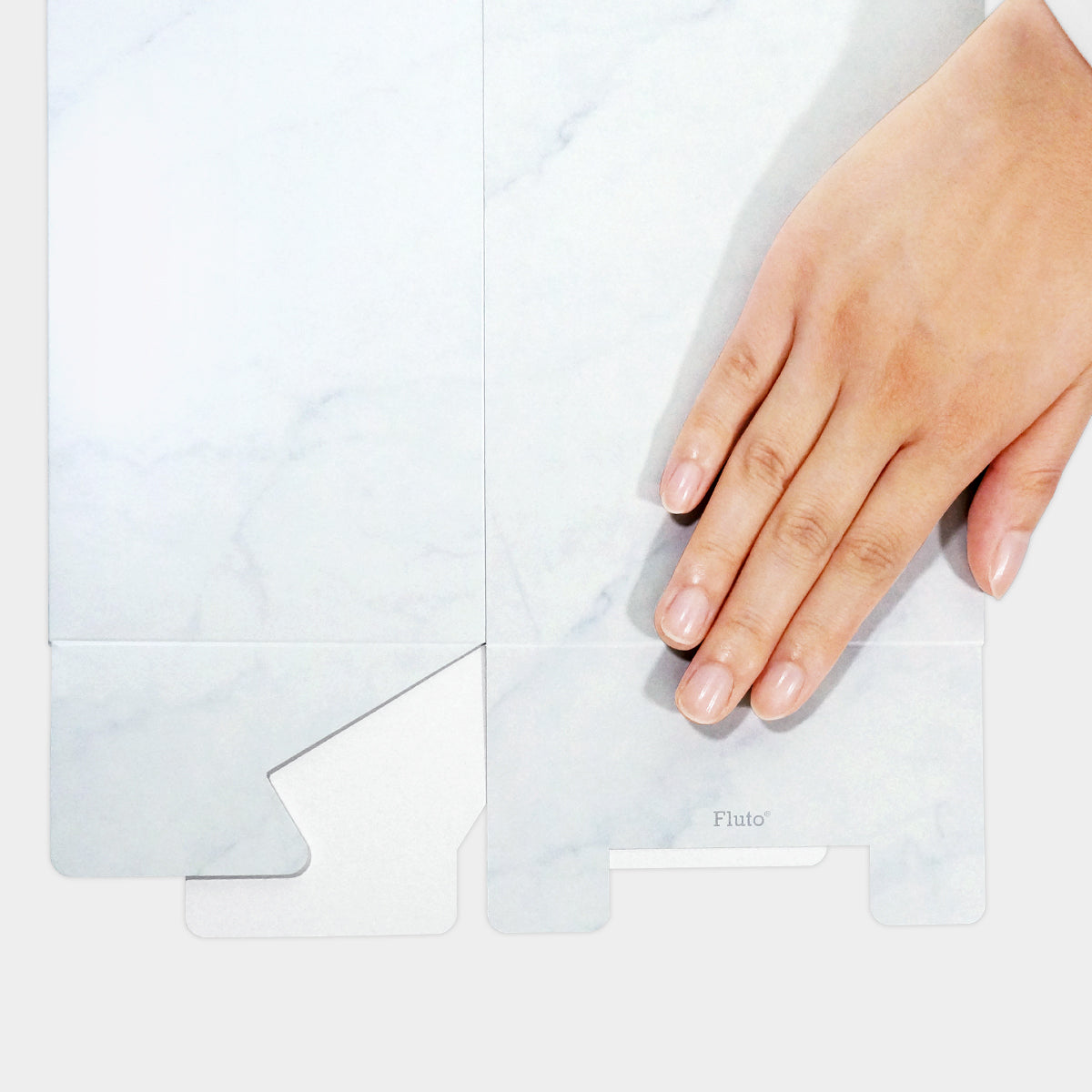 落ち着いたマットな質感で、どんなインテリアとも馴染むシンプルでスマートなデザイン。 環境に配慮し、リサイクル紙100%を使用したエコブロダクトです。