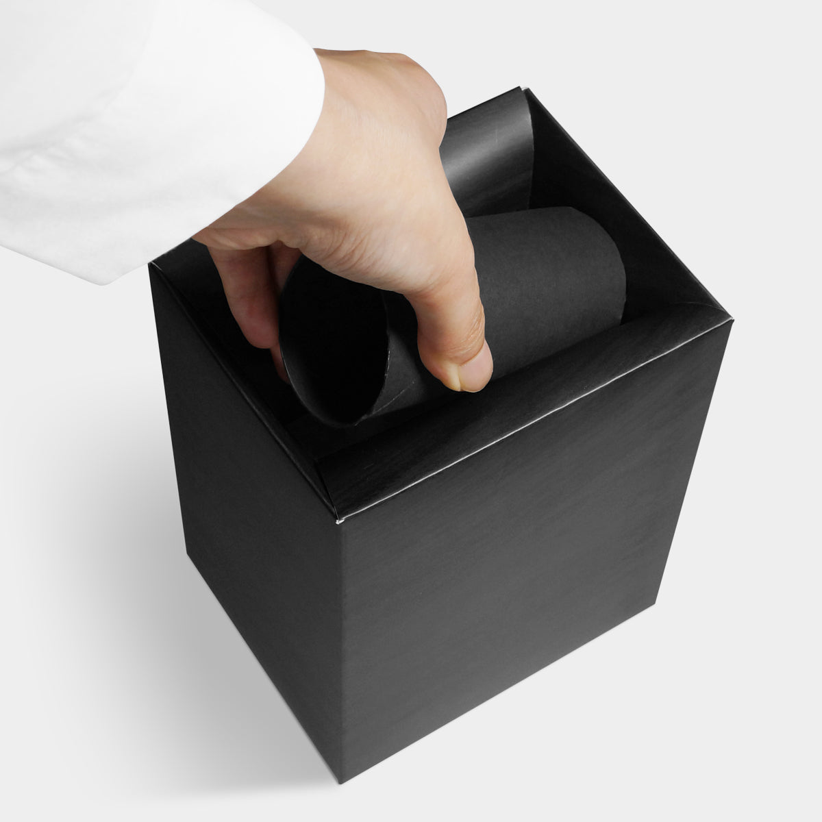 フタが動作に連動するため、ゴミ箱の中を見ないで捨てることができます。