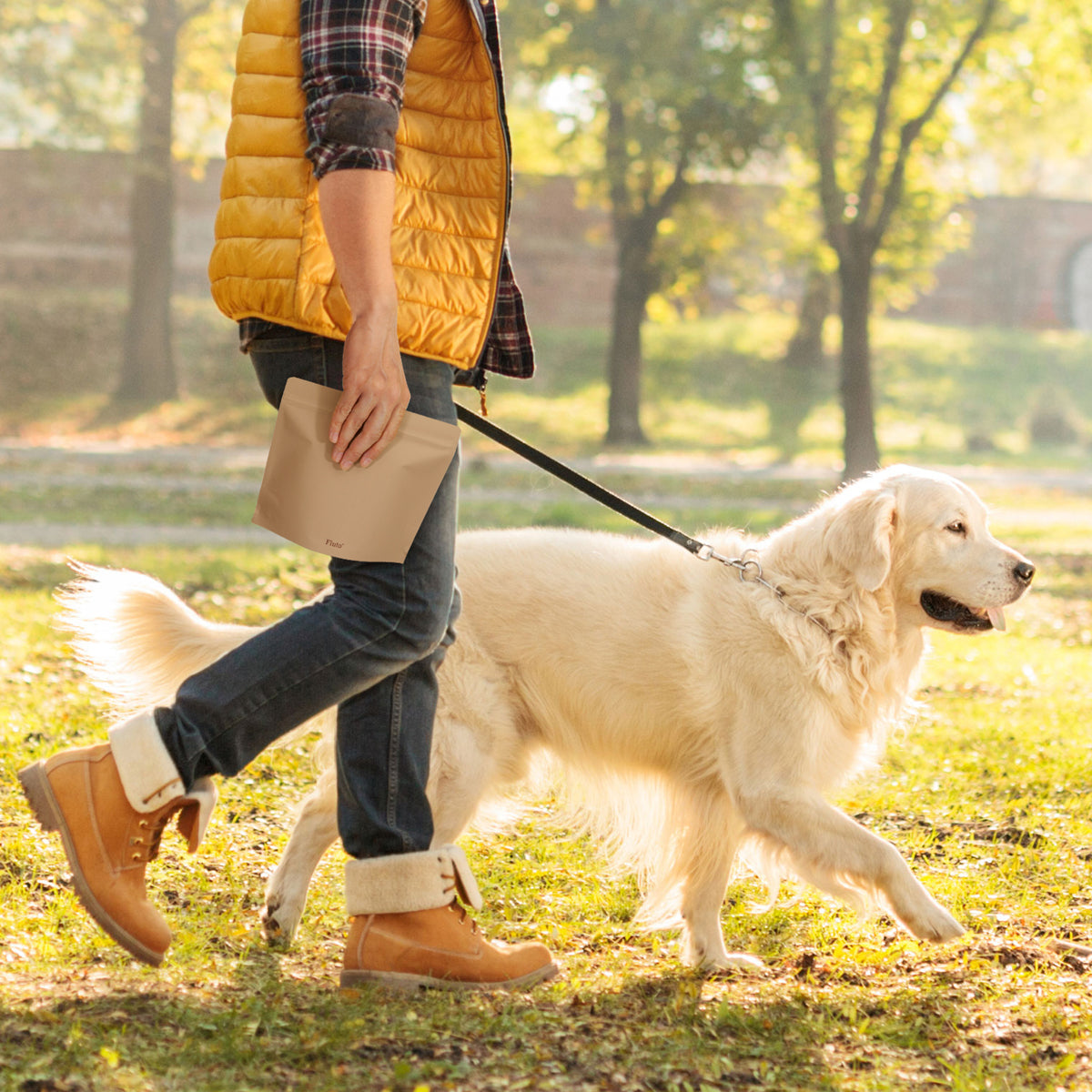 携帯性に優れているため、散歩の際に持って行くことで、ペットの糞の臭い漏れを防ぎます。