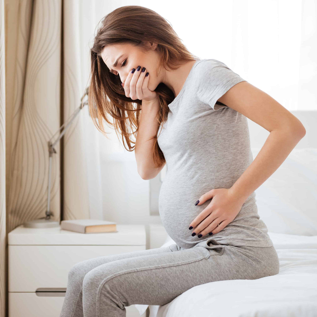 妊娠中はベッドからトイレに行くのも辛いという方も。枕元に置いておいておくだけで安心できます。