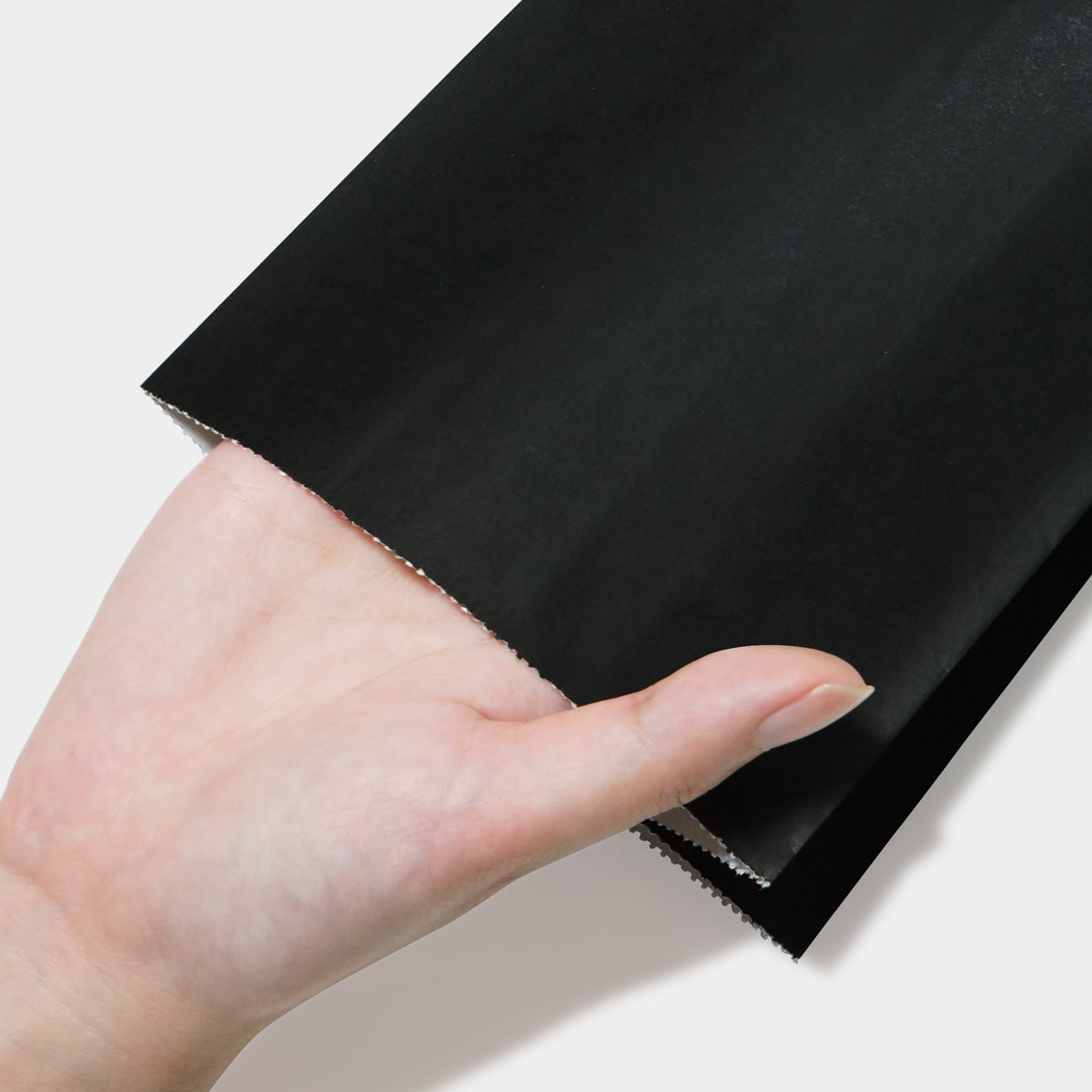 表面は厚手の紙素材で、中身が透けにくい作りになっています。